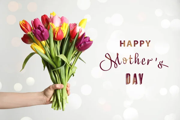 Frau Mit Tulpenstrauß Und Phrase Happy Mother Day Auf Hellem — Stockfoto