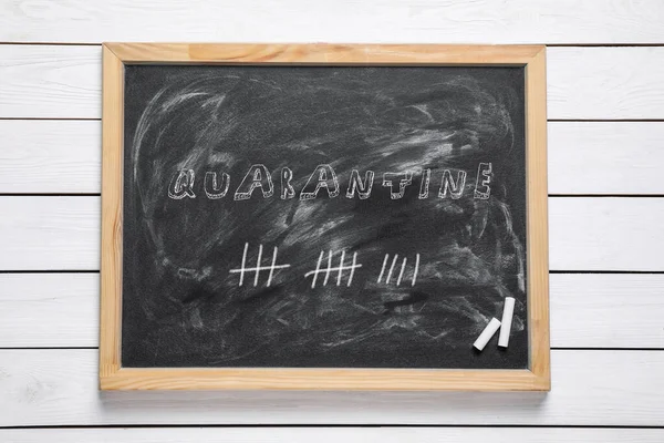 Schoolbord Met Krijt Witte Houten Ondergrond Bovenaanzicht Aantal Quarantainedagen Tijdens — Stockfoto