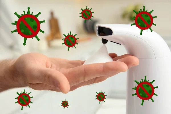Kapalı Mekanda Otomatik Sabun Makinesi Kullanan Adam Yakın Plan Coronavirüs — Stok fotoğraf