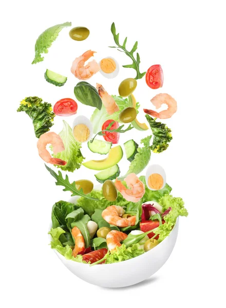 Färska Ingredienser För Välsmakande Sallad Faller Skål Vit Bakgrund — Stockfoto