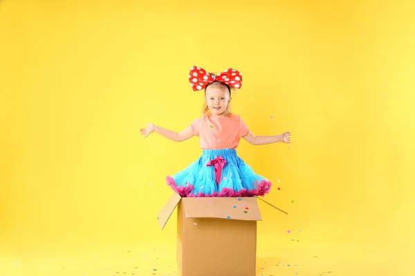 Маленькая Девочка Большим Бантом Картонной Коробке Конфетти Душ Желтом Фоне — стоковое фото