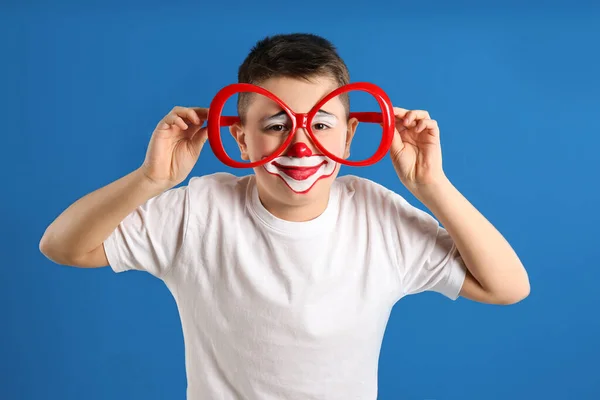 Niño Preadolescente Con Maquillaje Payaso Gafas Fiesta Sobre Fondo Azul — Foto de Stock