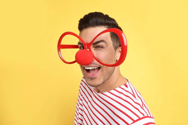 Hombre Divertido Con Nariz Payaso Gafas Grandes Sobre Fondo Amarillo — Foto de Stock