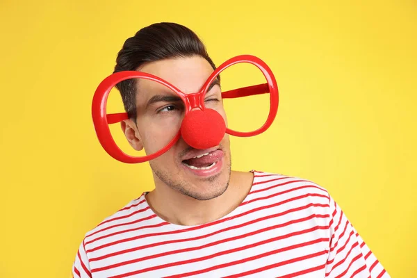 Zabawny Człowiek Nosem Klauna Dużymi Okularami Żółtym Tle Kwietniowy Dzień — Zdjęcie stockowe