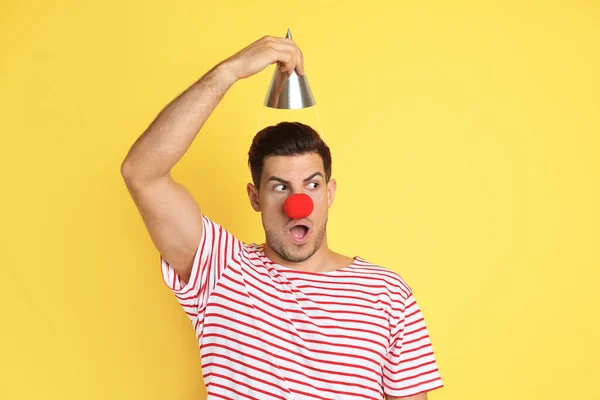 Homme Drôle Avec Nez Clown Chapeau Fête Sur Fond Jaune — Photo