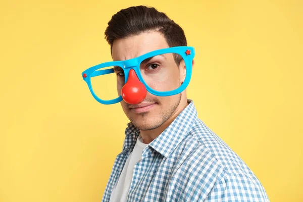 Hombre Con Gafas Graciosas Sobre Fondo Amarillo Día Del Tonto — Foto de Stock