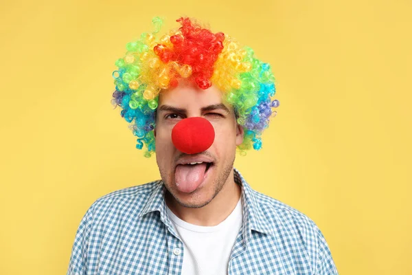 Grappige Man Met Clown Neus Regenboog Pruik Gele Achtergrond Dwaas — Stockfoto