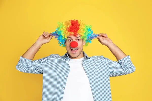 Hombre Divertido Con Nariz Payaso Peluca Arco Iris Sobre Fondo — Foto de Stock