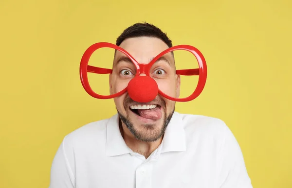Homme Drôle Avec Nez Clown Grands Verres Sur Fond Jaune — Photo