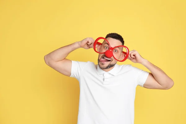 Homme Drôle Avec Nez Clown Grands Verres Sur Fond Jaune — Photo