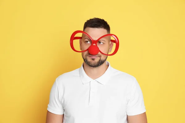 Homme Avec Nez Clown Lunettes Drôles Sur Fond Jaune Avril — Photo