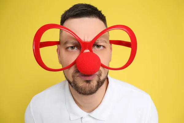 Homme Avec Nez Clown Lunettes Drôles Sur Fond Jaune Avril — Photo