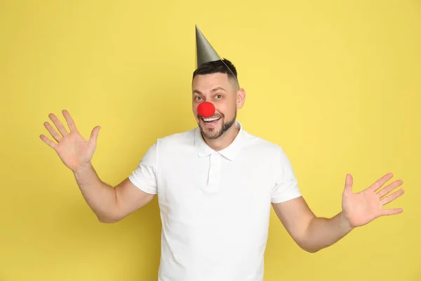 Homme Drôle Avec Nez Clown Chapeau Fête Sur Fond Jaune — Photo