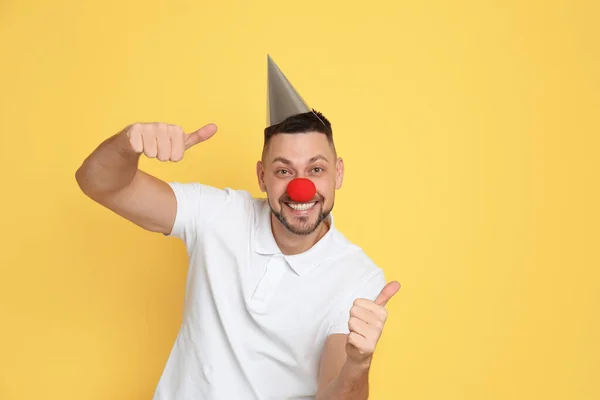 Смешной Человек Клоунским Носом Шляпой Жёлтом Фоне April Fool Day — стоковое фото