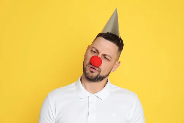 Homme Drôle Avec Nez Clown Chapeau Fête Sur Fond Jaune — Photo