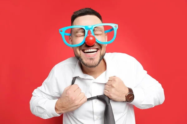 Homme Joyeux Avec Des Lunettes Drôles Sur Fond Rouge Avril — Photo