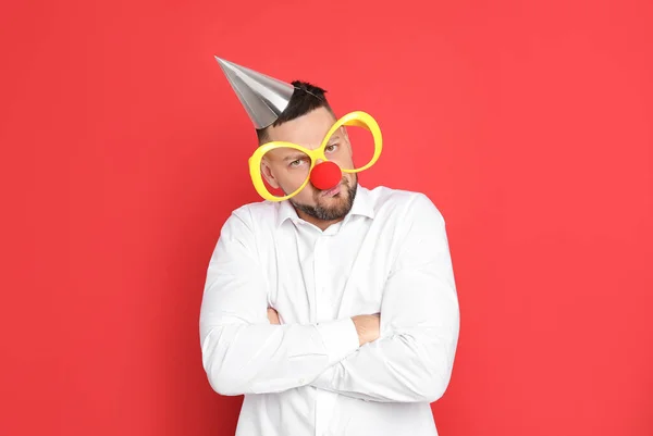 Эмоциональный Человек Больших Очках Шляпе Клоунском Носу Красном Фоне April — стоковое фото