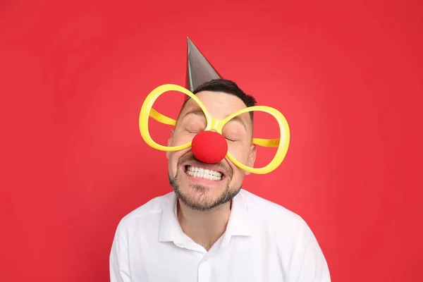 Uomo Divertente Con Grandi Occhiali Cappello Festa Naso Clown Sfondo — Foto Stock