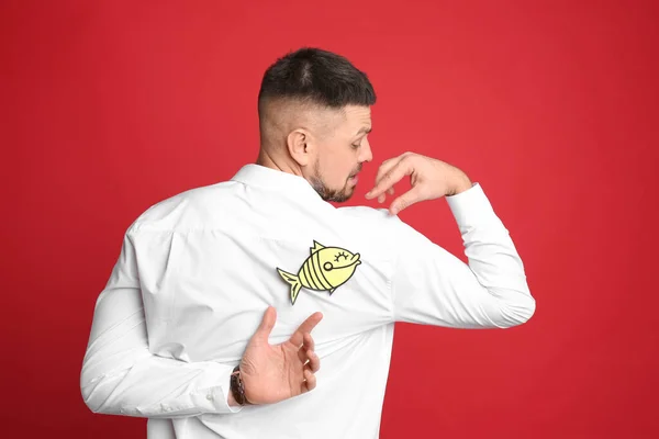 Hombre Con Peces Papel Espalda Contra Fondo Rojo Día Del — Foto de Stock