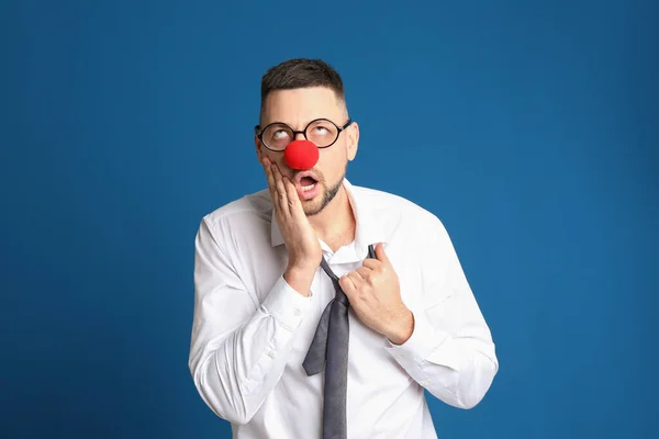 Hombre Divertido Con Gafas Nariz Payaso Sobre Fondo Azul Día — Foto de Stock