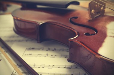 Güzel klasik keman, yakın çekim görüntüsü. Müzik aleti