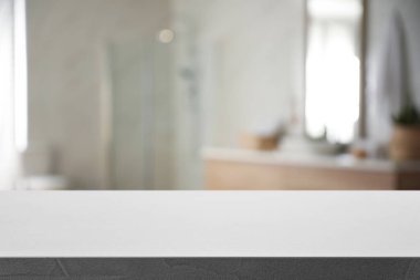 Boş masa ve şık banyo manzarası bulanık.