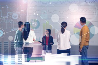 Konferans odasında video projektörü ve dijital şemalar kullanarak konferans veriyor. Çift pozlama