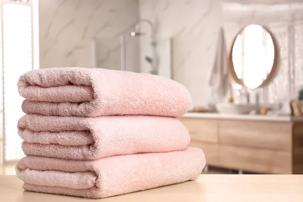 Fresh Towels Wooden Table Bathroom — Stock Photo, Image