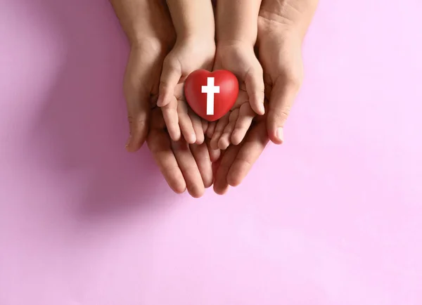 Mère Son Enfant Tenant Cœur Avec Symbole Croix Sur Fond — Photo