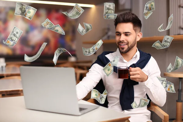 Mann Mit Modernem Laptop Und Fliegenden Dollarnoten Tisch Drinnen Menschen — Stockfoto