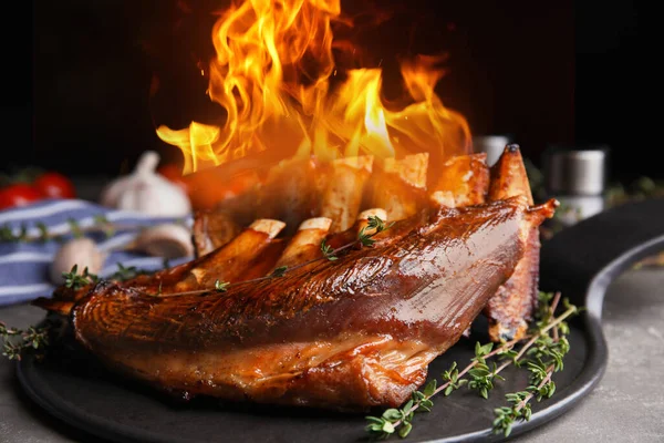 Delicious Roasted Ribs Flame Table — Stock Photo, Image