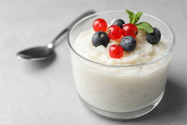 Masada böğürtlenli leziz sütlaç, yakın plan. Metin için boşluk