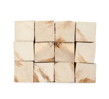 Beyaz arkaplanda kesilmiş odun yığını