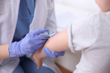 Küçük kız klinikte suçiçeği aşısı oluyor, yakın plan. Varicella virüs önleme