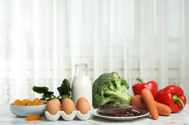 A vitamini açısından zengin taze ürünler mermer masada.