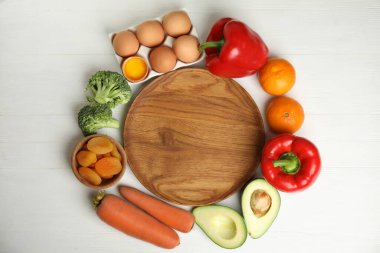 A vitamini açısından zengin taze ürünler beyaz ahşap masada, düz yerde. Metin için boşluk