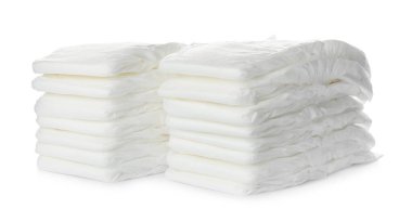 Bebek bezi yığınları beyazda izole edilmiş.