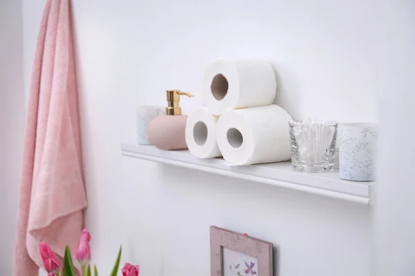 Toilettenpapierrollen Seifenspender Und Wattestäbchen Regal Badezimmer — Stockfoto