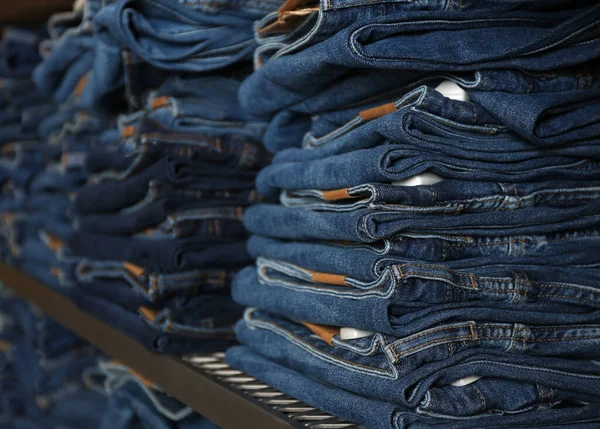 Dükkandaki Raflarda Şık Kot Pantolonlar Koleksiyonu — Stok fotoğraf