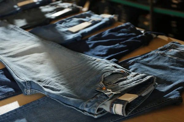 Jeans Bleus Élégants Exposés Dans Boutique — Photo