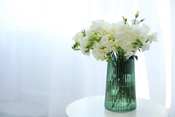 Beau Bouquet Avec Des Fleurs Freesia Fraîches Sur Table Intérieur — Photo