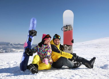 Tepede snowboard yapan çift. Kış tatili
