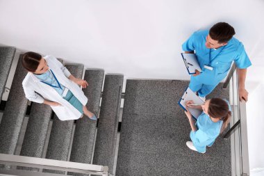 Profesyonel doktorlardan oluşan bir ekip klinikteki merdivenlerde.