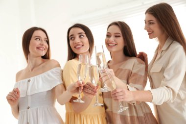 İçeride kadeh kaldıran güzel genç bayanlar. Kadın Günü