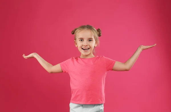 Мила Маленька Дівчинка Позує Рожевому Фоні — стокове фото