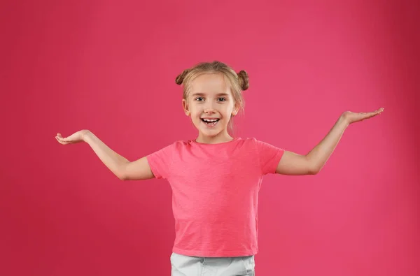 Söt Liten Flicka Poserar Rosa Bakgrund — Stockfoto