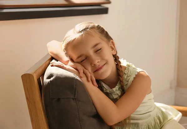 Κοριτσάκι Που Κοιμάται Στην Πολυθρόνα Στο Σπίτι — Φωτογραφία Αρχείου