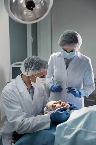 Läkare Och Sjuksköterska Förbereder Kvinnlig Patient För Kosmetisk Kirurgi Kliniken — Stockfoto