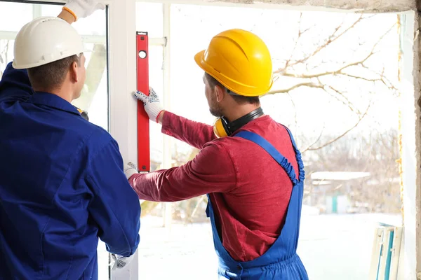 Trabajadores Que Utilizan Nivel Burbuja Para Instalar Ventanas Interiores —  Fotos de Stock