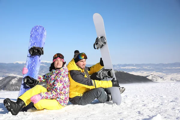 Pár Snowboardů Kopci Zimní Dovolená — Stock fotografie